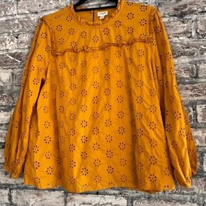 J Crew ruffled eyelet top fully lined, full sleeves with elastic. 100% cotton🌸